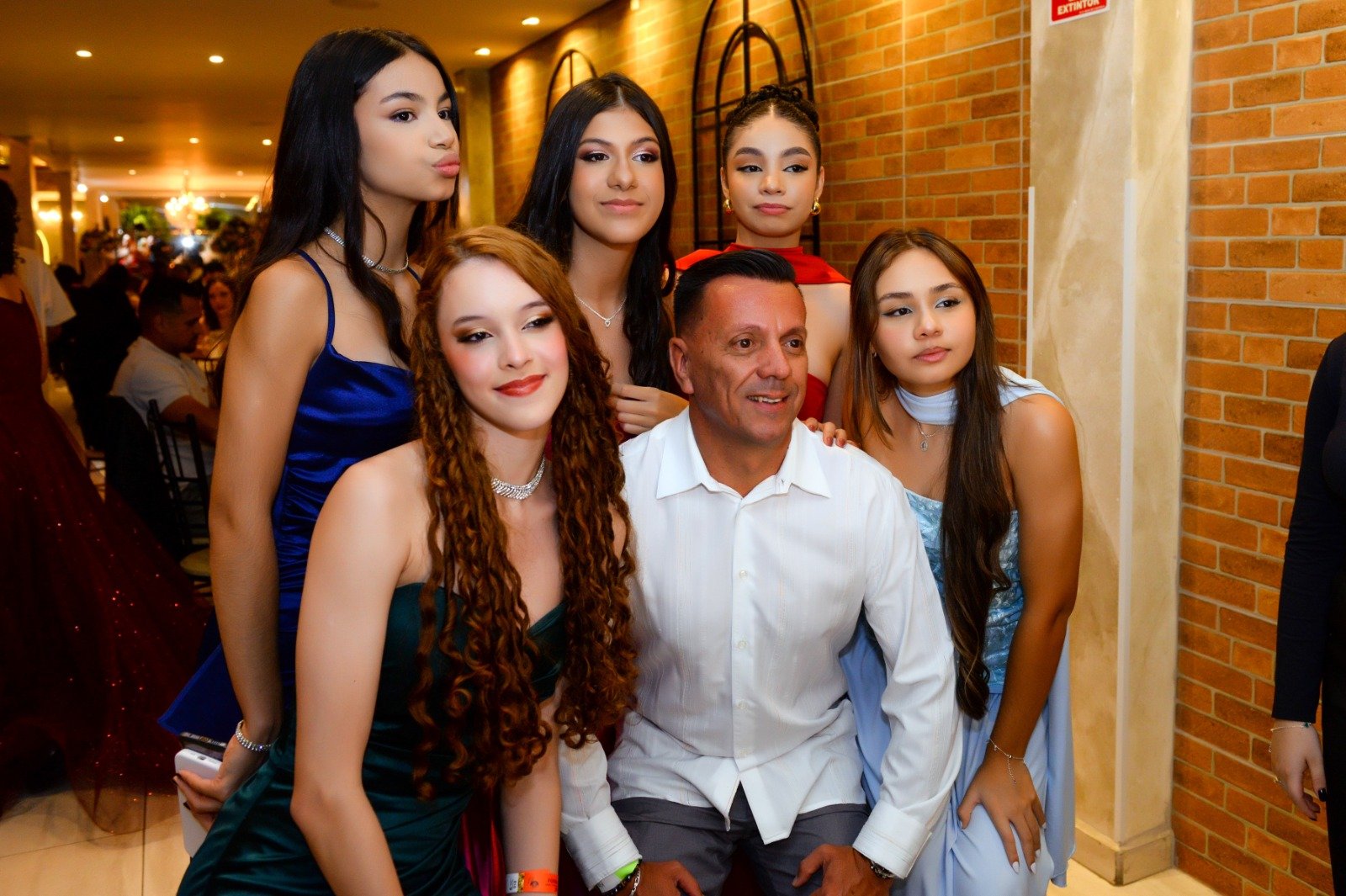 Turma de formandos reunida com a família no baile de formatura